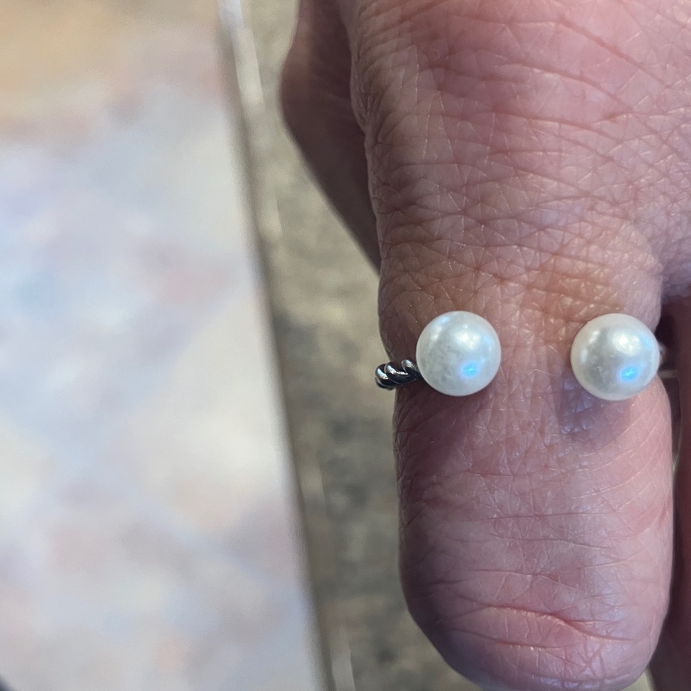 Elegant Silver and White Pearl Ring
